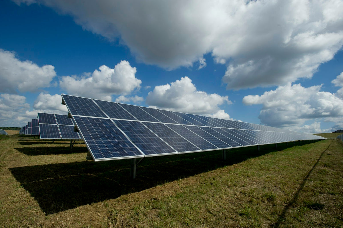 Energía solar e iluminación LED eficiente — portada blog Diminova