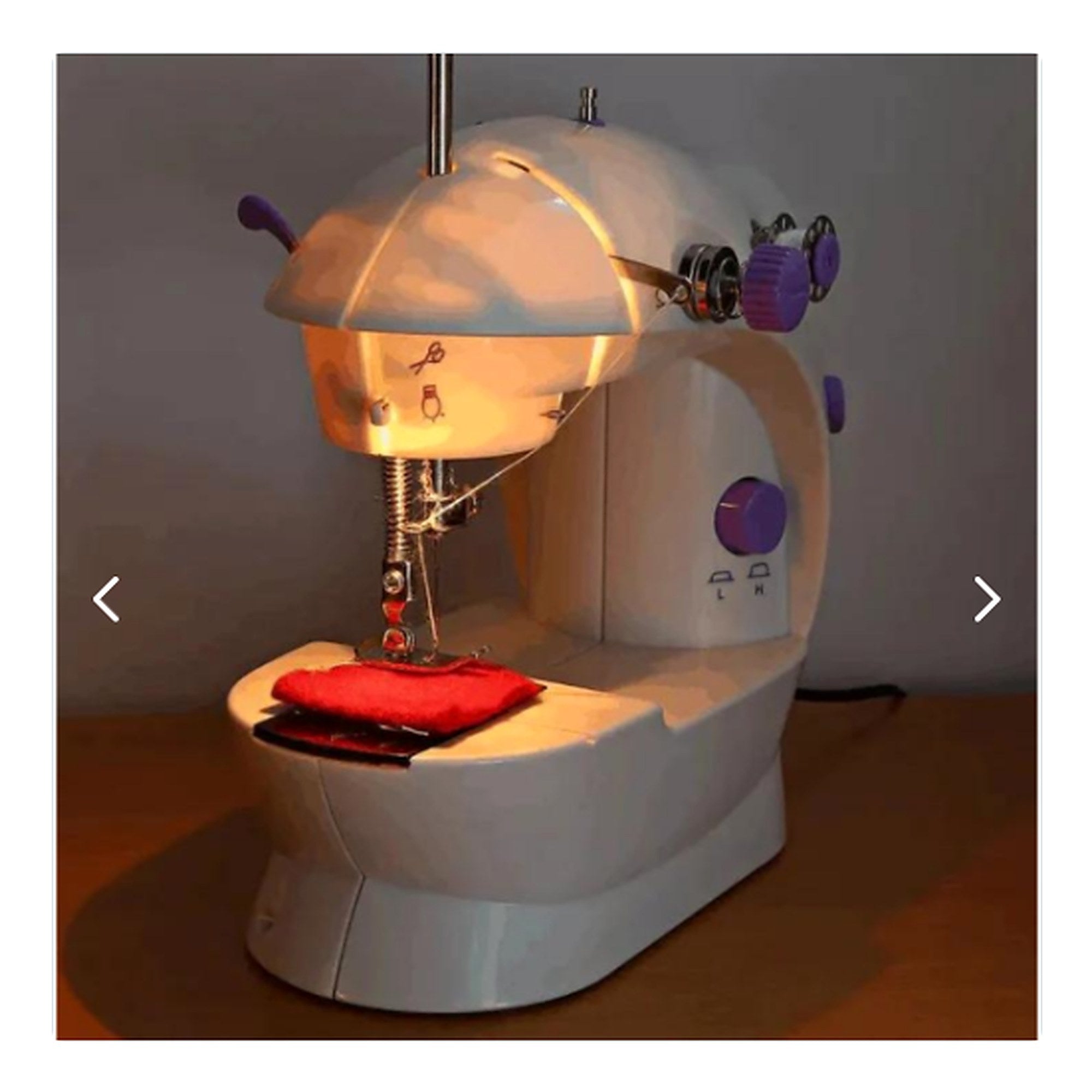 Máquina de Coser Portátil Mini 2 Velocidades — en uso con luz